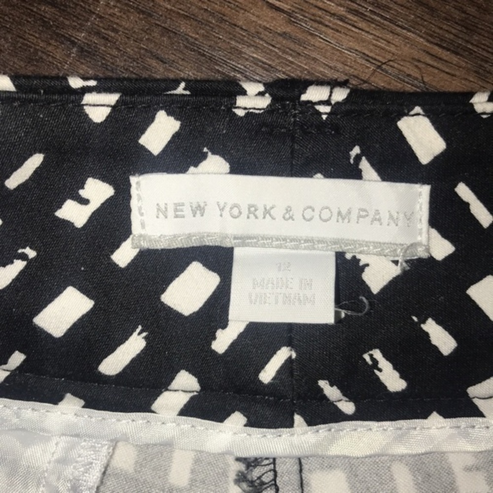 New York & Company Black and White Patterned Women’s Shorts - Picture 3 of 11